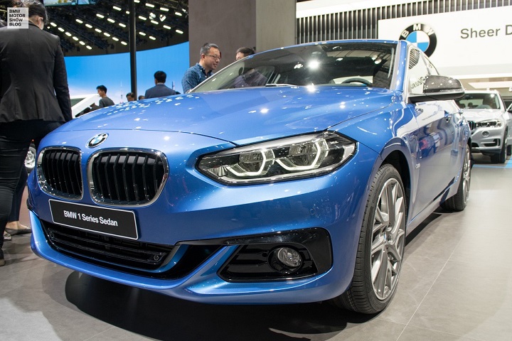 BMW-1er-Limousine-F52-Estorilblau-2017-Shanghai-01.jpg
