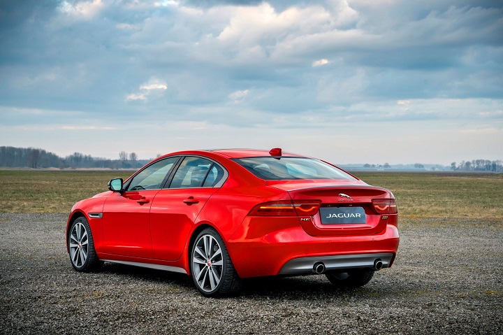 jaguar-xe-300-sport-debuts-as-the-2-liter-sedan-for-keen-drivers_12.jpg