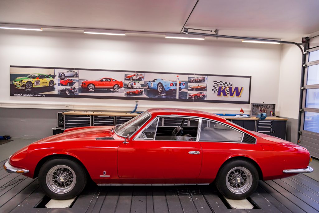 KW_Ferrari_365_2plus2_Fahrdynamikpruefstand-1024x682.jpg
